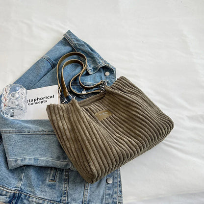 Ann – Damen Samt Schultertasche mit Chic-Kettendetail