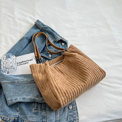 Ann – Damen Samt Schultertasche mit Chic-Kettendetail