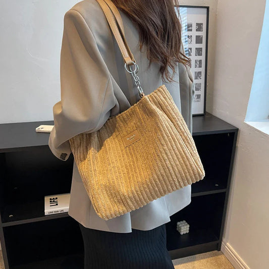 Ann – Damen Samt Schultertasche mit Chic-Kettendetail