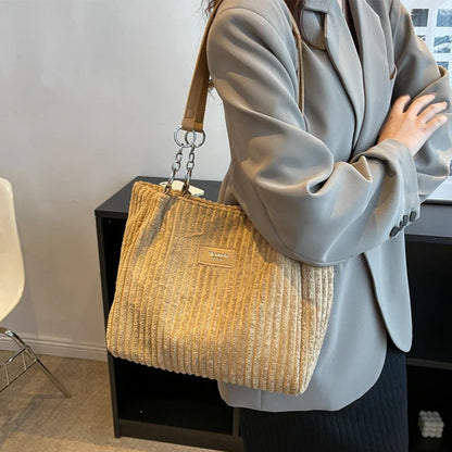 Ann – Damen Samt Schultertasche mit Chic-Kettendetail