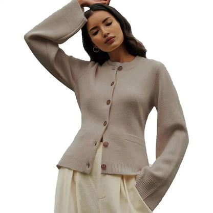 Georgina – Damen Strickjacke mit feinen Ärmeln und Knopfleiste