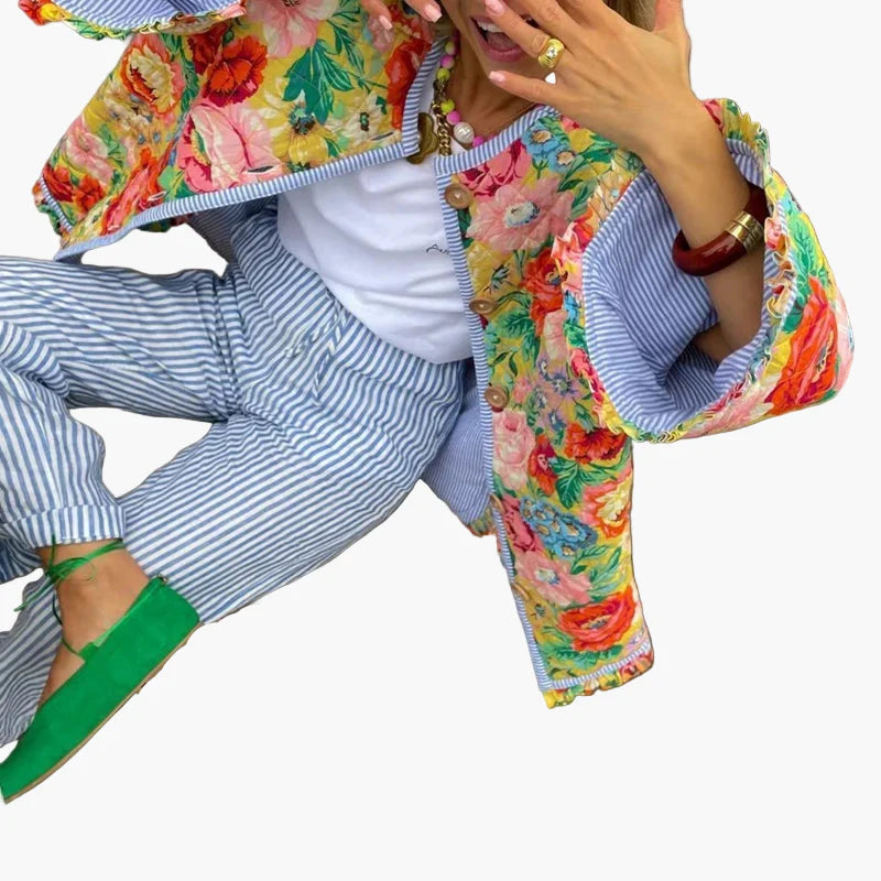 Damen Boho Steppjacke mit Blumenmuster – Lässiger Vintage Style, Frühlings- und Sommer-Outfit