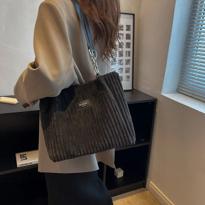 Ann – Damen Samt Schultertasche mit Chic-Kettendetail