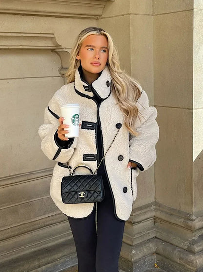Damen Oversize Teddyjacke mit Kontrastnähten – Modischer Streetstyle Mantel für Herbst und Winter