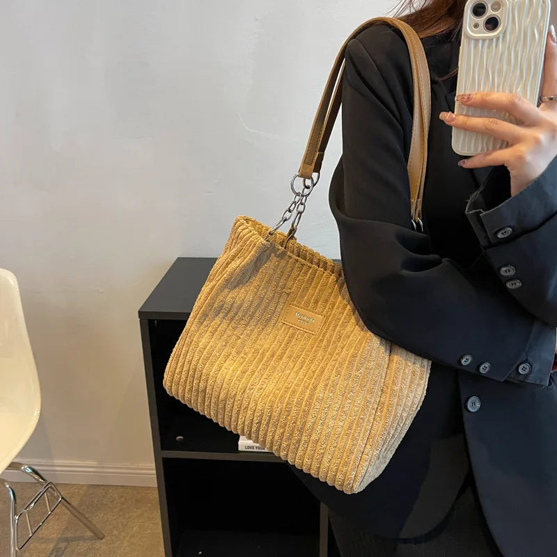 Ann – Damen Samt Schultertasche mit Chic-Kettendetail