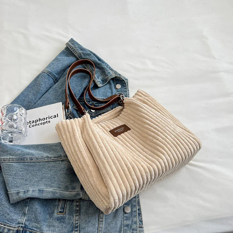 Ann – Damen Samt Schultertasche mit Chic-Kettendetail