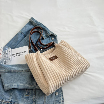 Ann – Damen Samt Schultertasche mit Chic-Kettendetail