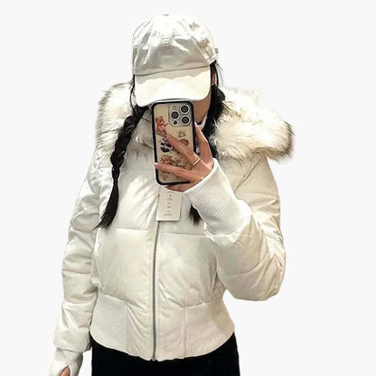 Damen Kurzjacke mit Kapuze und Fellkragen – Modische Winterjacke mit Reißverschluss und Taillierung