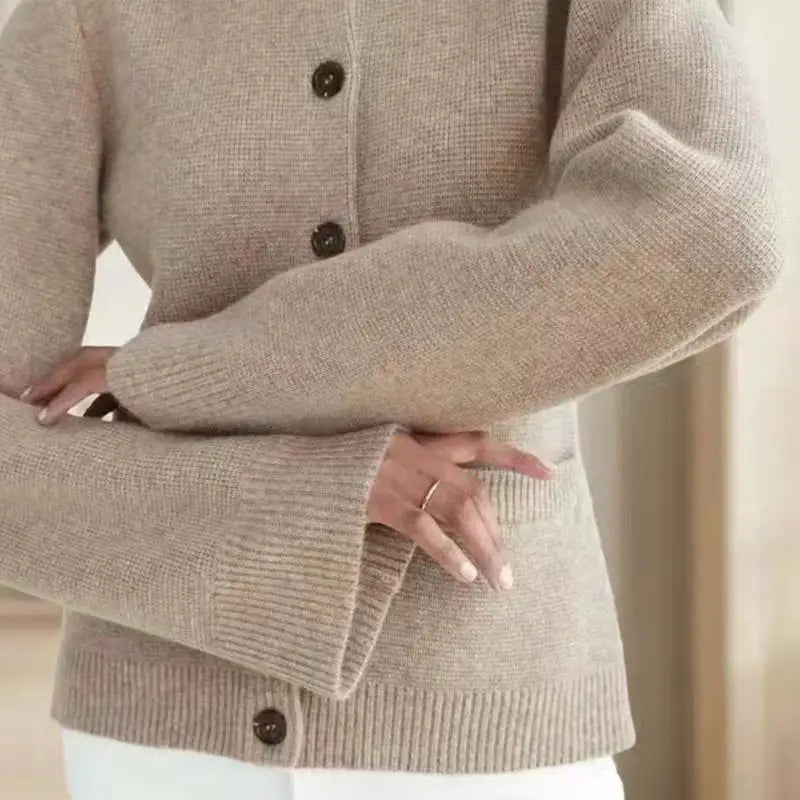 Georgina – Damen Strickjacke mit feinen Ärmeln und Knopfleiste