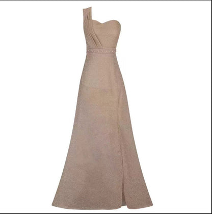 Ruby – Einseitiges ärmelloses glänzendes Split-Kleid