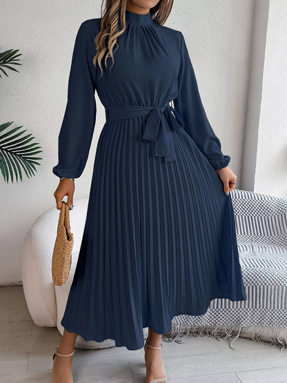 Rachel – Elegantes Kleid mit Stehkragen und langen Ärmeln