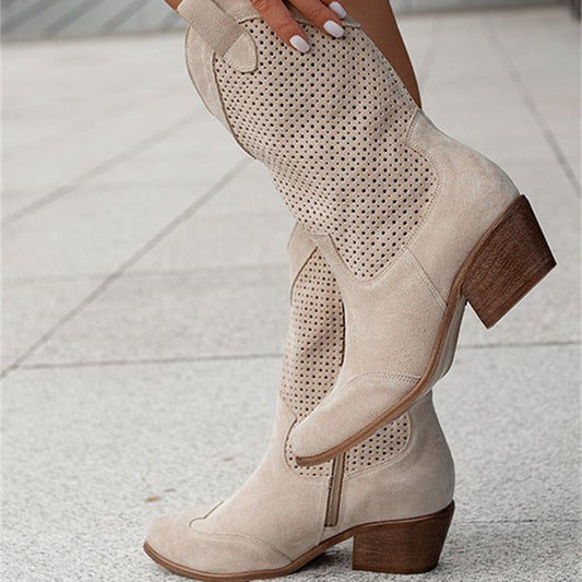 Claire – Niedrig geschnittene Stiefel aus veganem Wildleder mit mittelhohem Absatz