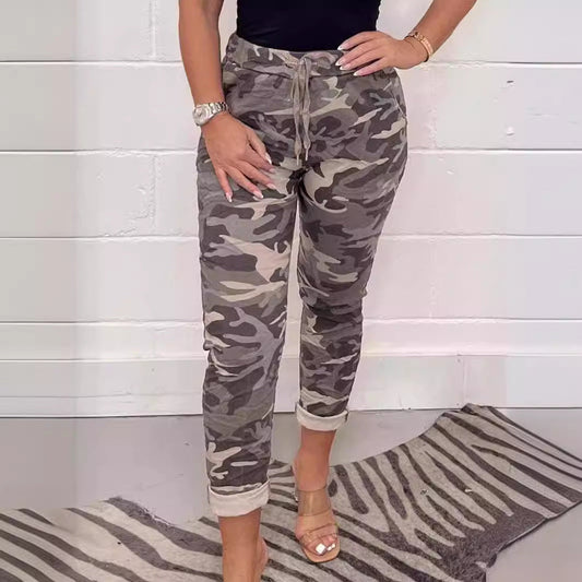 Christine – Lockere Sporthose mit Camouflage-Muster