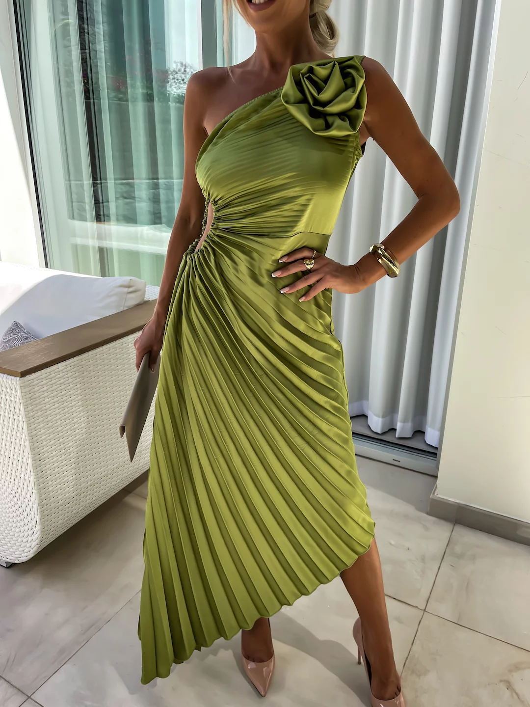 Damen One-Shoulder Plissee Cocktailkleid mit Blumenapplikation – Elegantes Asymmetrisches Abendkleid für Feste & Events