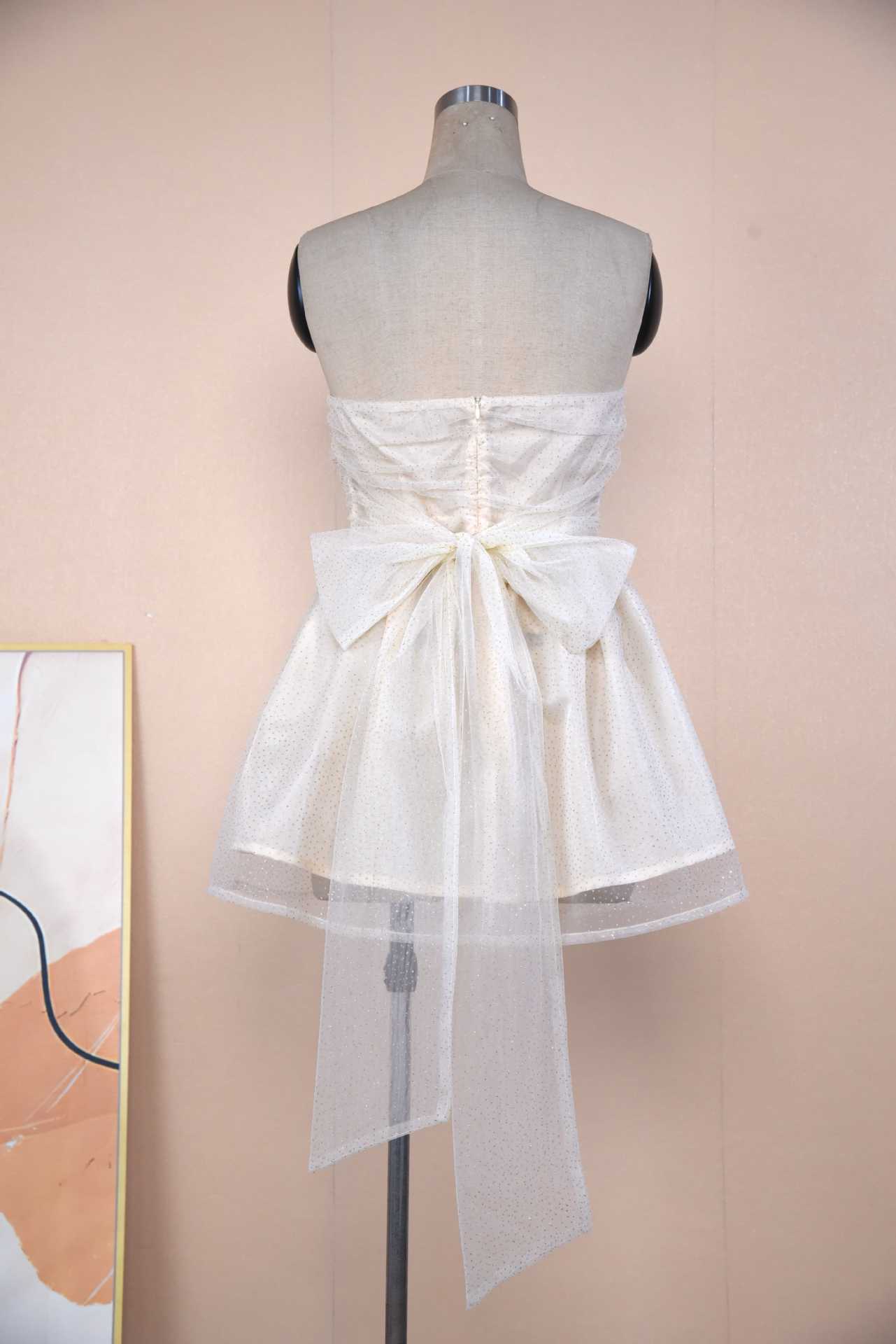 Rose – Spitzenkleid mit Rückenschleife für den Sommer