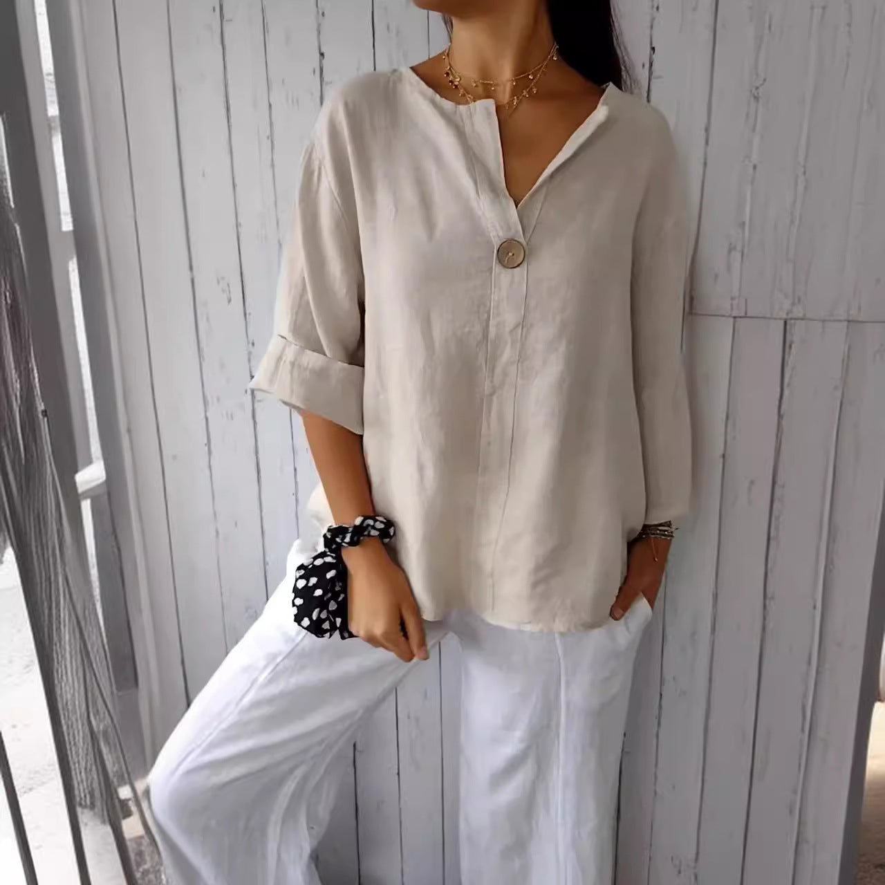 Rose – Lockere Damen T-Shirt mit V-Ausschnitt aus Baumwolle und Leinen mit Knopf