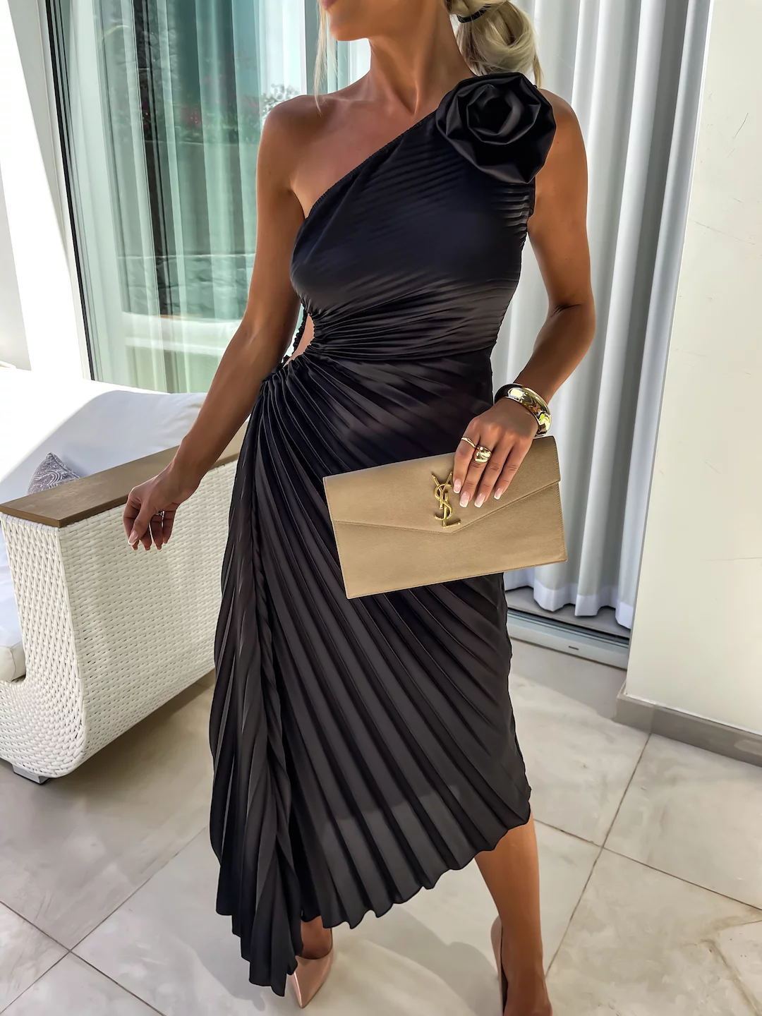 Damen One-Shoulder Plissee Cocktailkleid mit Blumenapplikation – Elegantes Asymmetrisches Abendkleid für Feste & Events