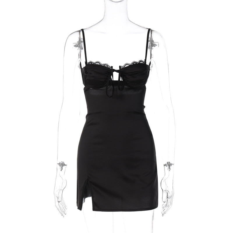 Alice – Sommerliches V-Ausschnitt Kleid mit Spitzenrand und Schlitz