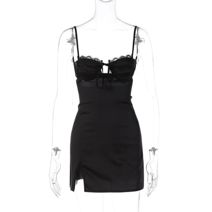 Alice – Sommerliches V-Ausschnitt Kleid mit Spitzenrand und Schlitz