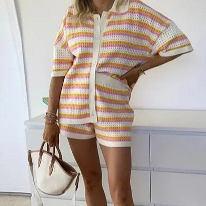 Lily – Kontrastfarbener Top-Revers-Hemd und Gestreifte Shorts Anzug