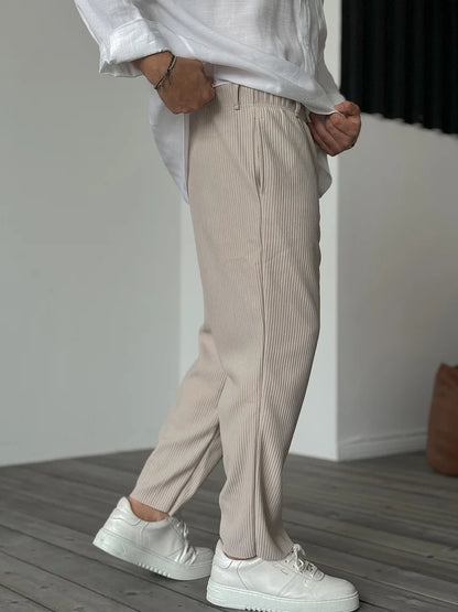 Herren Relaxed Fit Plissee Freizeithose – Eleganter Komfort für Alltag und besondere Anlässe