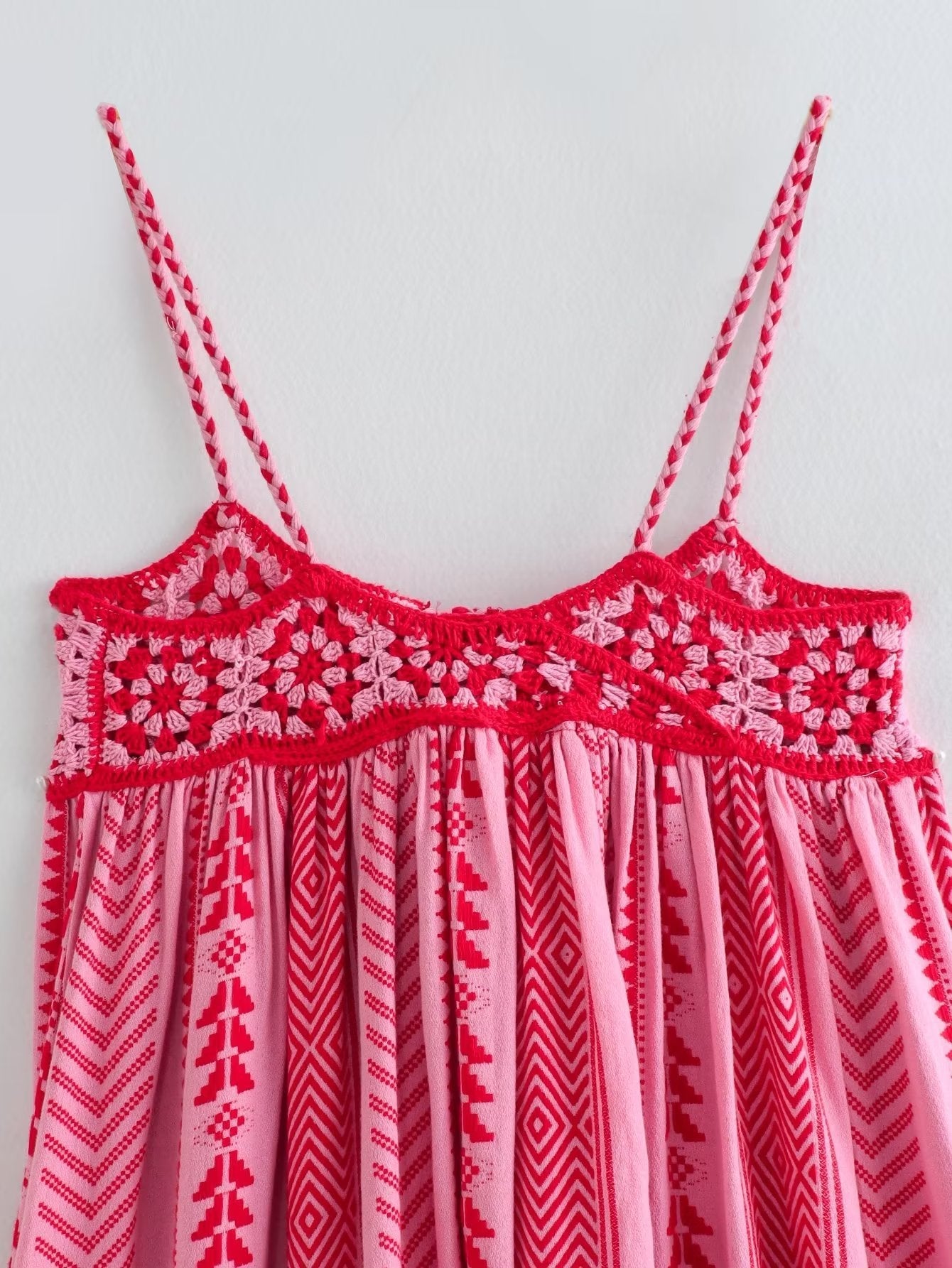 Lucy – Langes gehäkeltes Kleid mit U-Ausschnitt und Spaghetti-Trägern