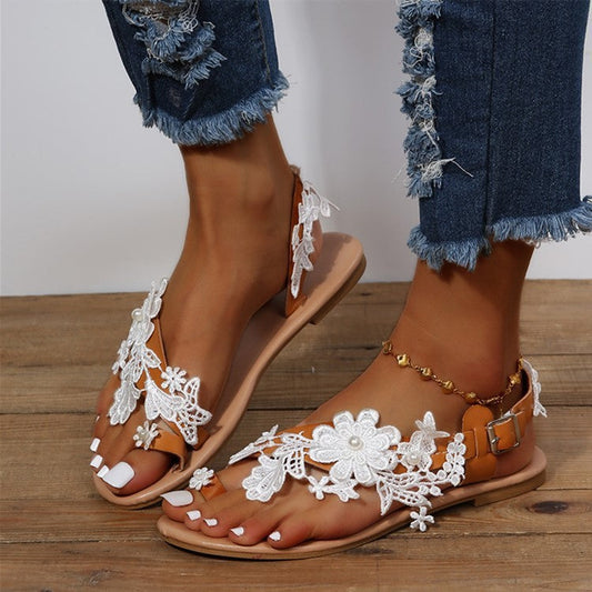 Damen Boho Sandalen mit Blumen-Applikation und Knöchelriemen – Sommerliche Zehenstegsandalen für Freizeit & Urlaub