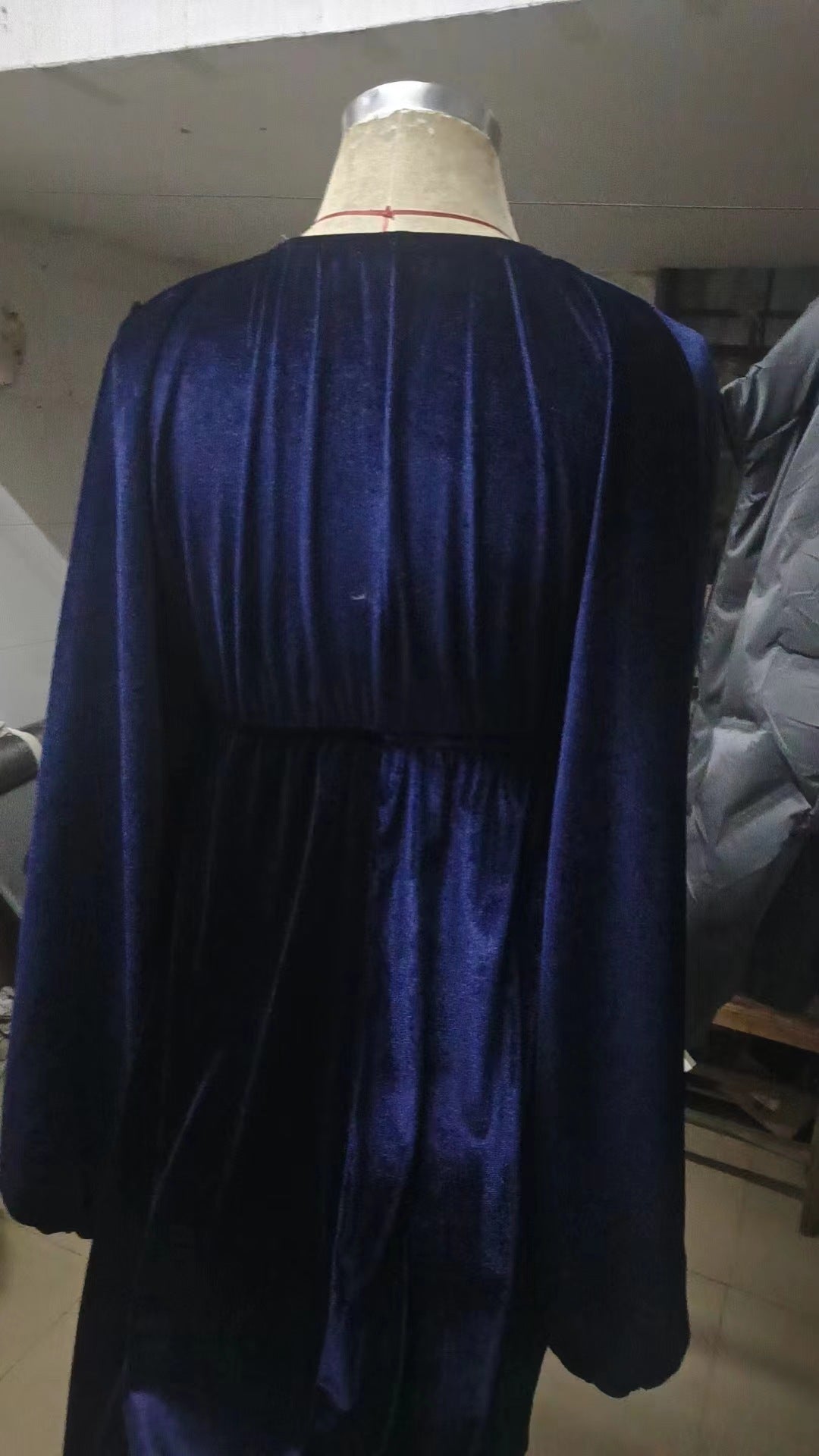 Jane – Bequemes und lässiges goldenes Samt-V-Ausschnitt-Kleid