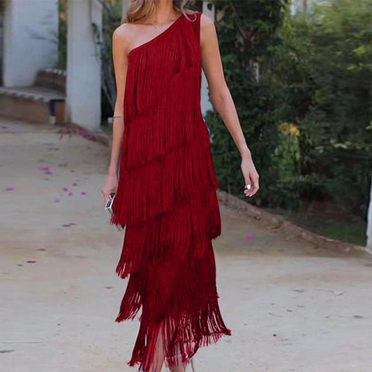 Nicola – Kleid mit diagonellem Kragen und mehrlagigem Fransen-Stitching-Design
