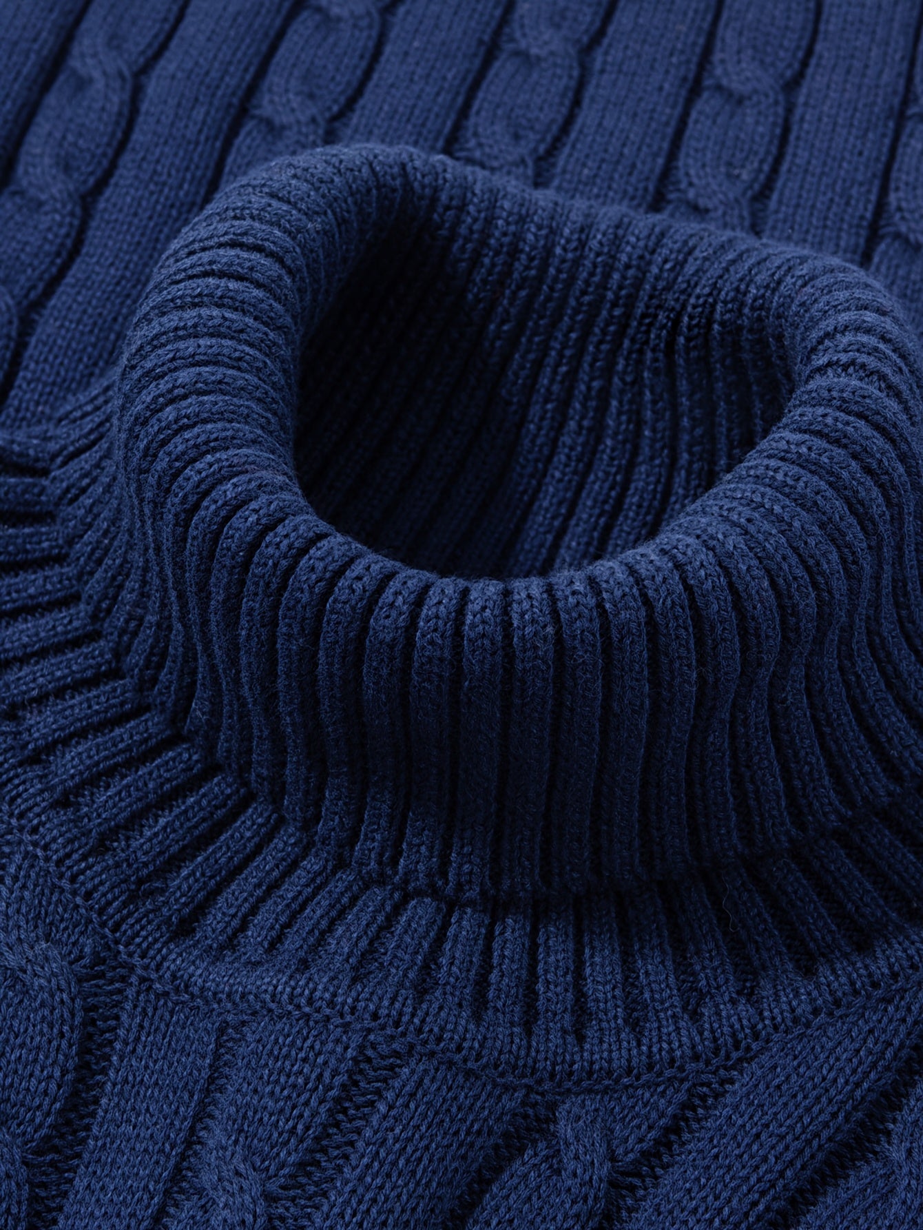 Herren Rollkragenpullover mit Zopfmuster – Stilvoller Freizeit-Strickpullover