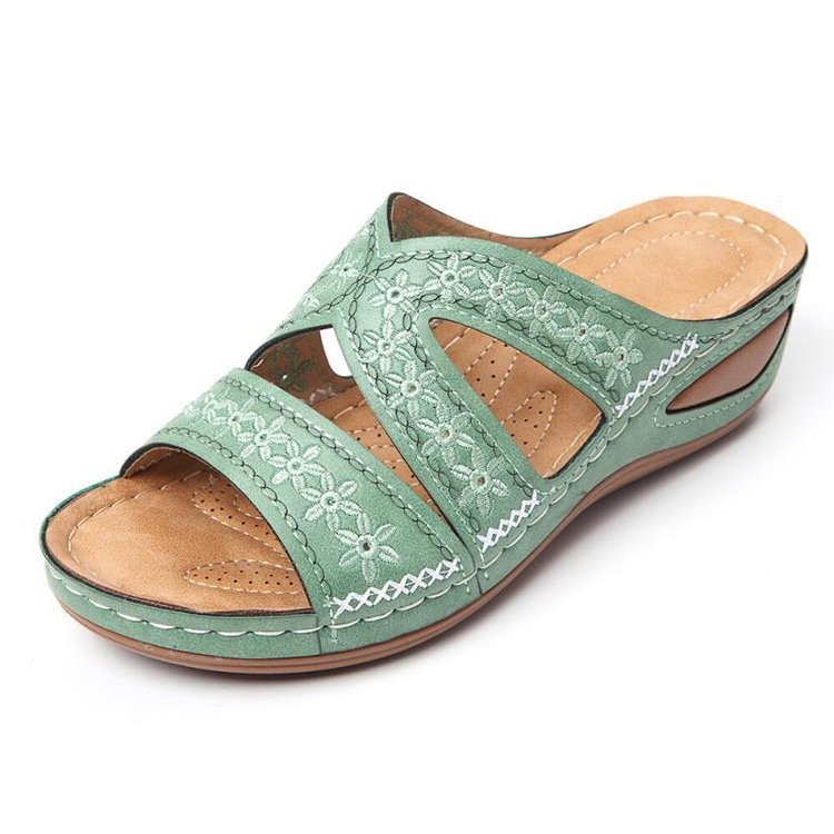 Wendy – Bestickte Sandalen und Slipper