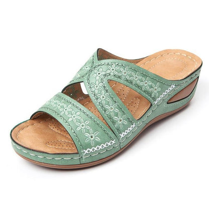 Wendy – Bestickte Sandalen und Slipper