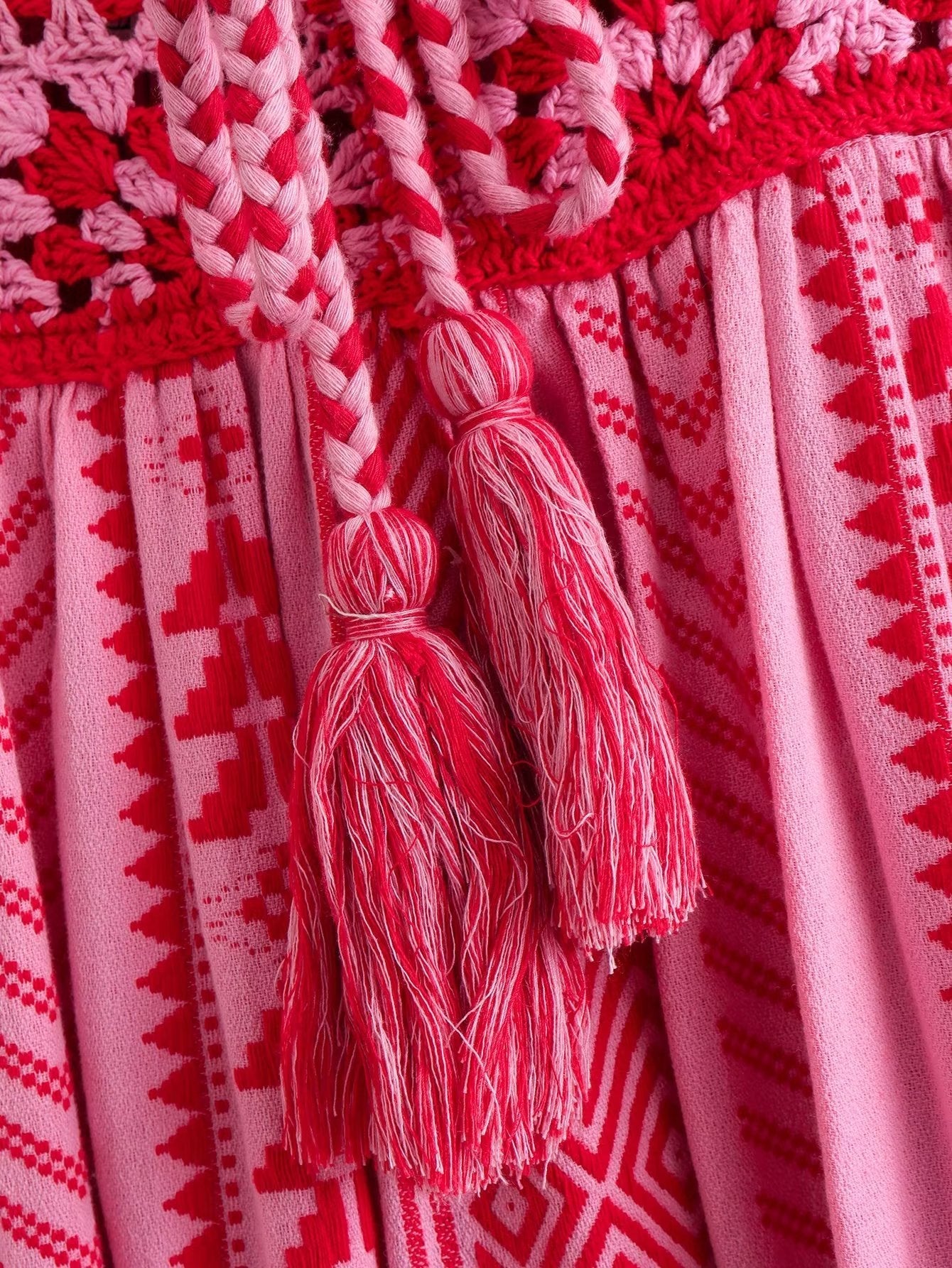 Lucy – Langes gehäkeltes Kleid mit U-Ausschnitt und Spaghetti-Trägern