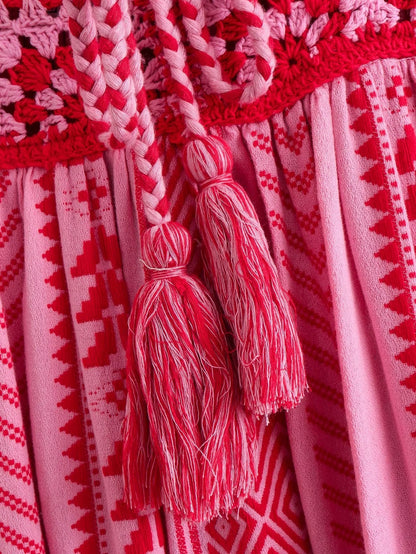 Lucy – Langes gehäkeltes Kleid mit U-Ausschnitt und Spaghetti-Trägern